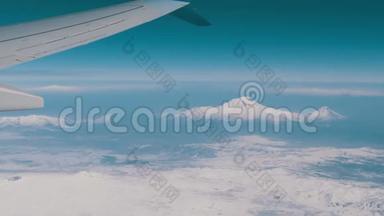 从飞机上看到阿拉拉特山。 飞机的机翼和积雪覆盖的山顶.. 圣经阿拉拉特山